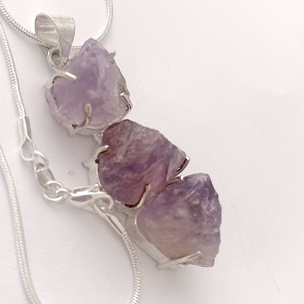 2 inch, natural rough, Amethyst, pendant on silver chain. - Picture 3 of 6
